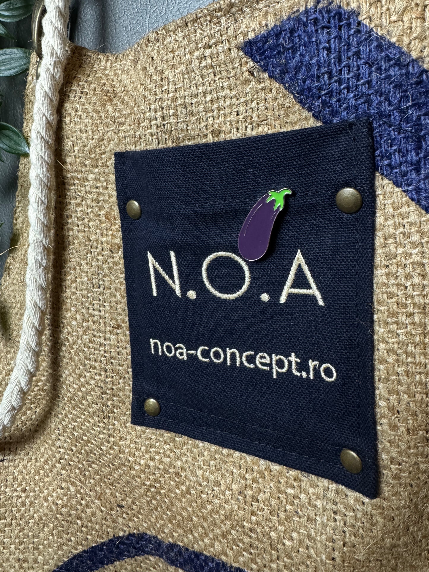 Pin "Aubergine"