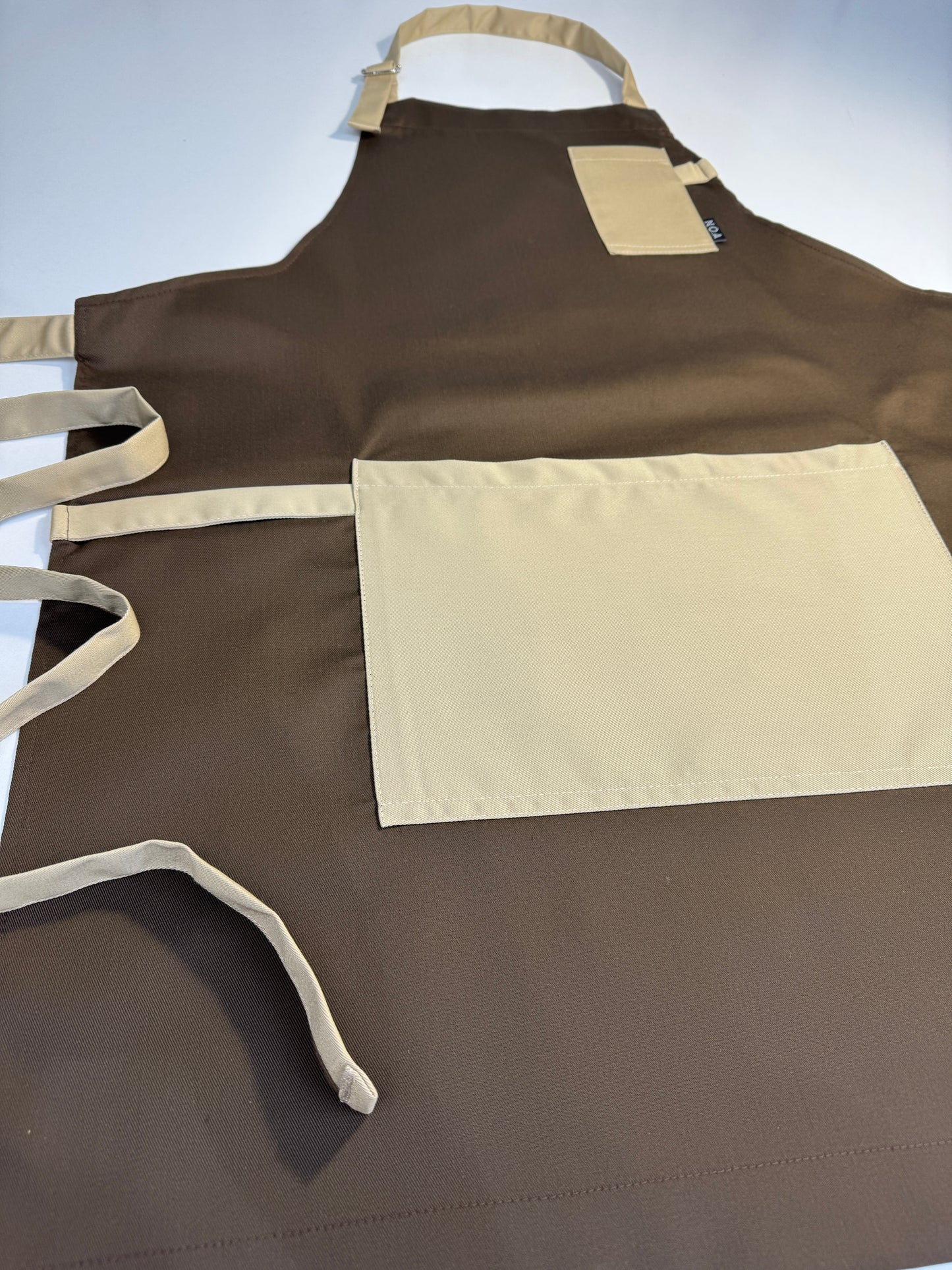 Șorț maro chef NOA – ediție profesională cu bretele bej