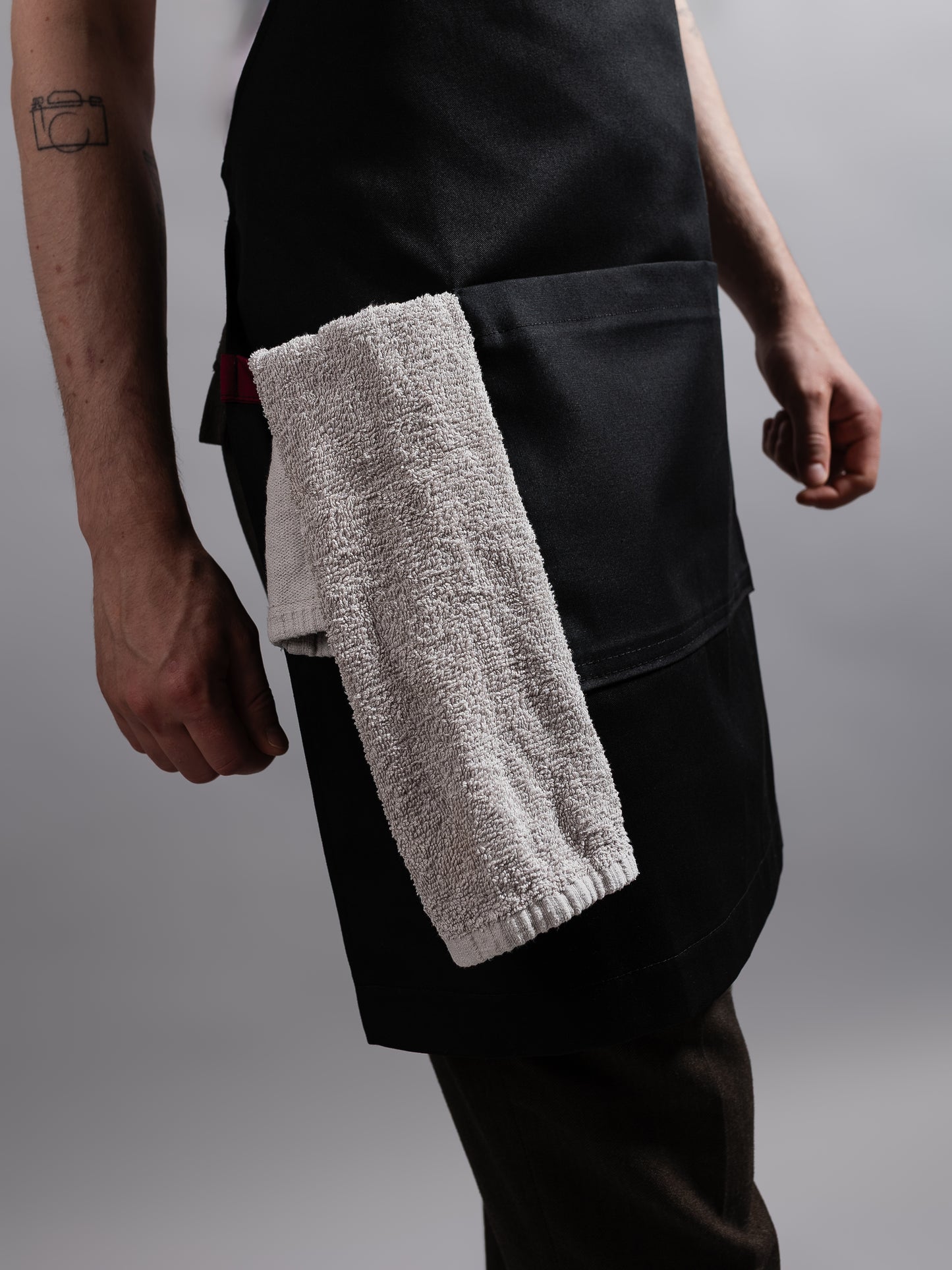 Șorț negru chef NOA – ediție profesională cu bretele burgundy