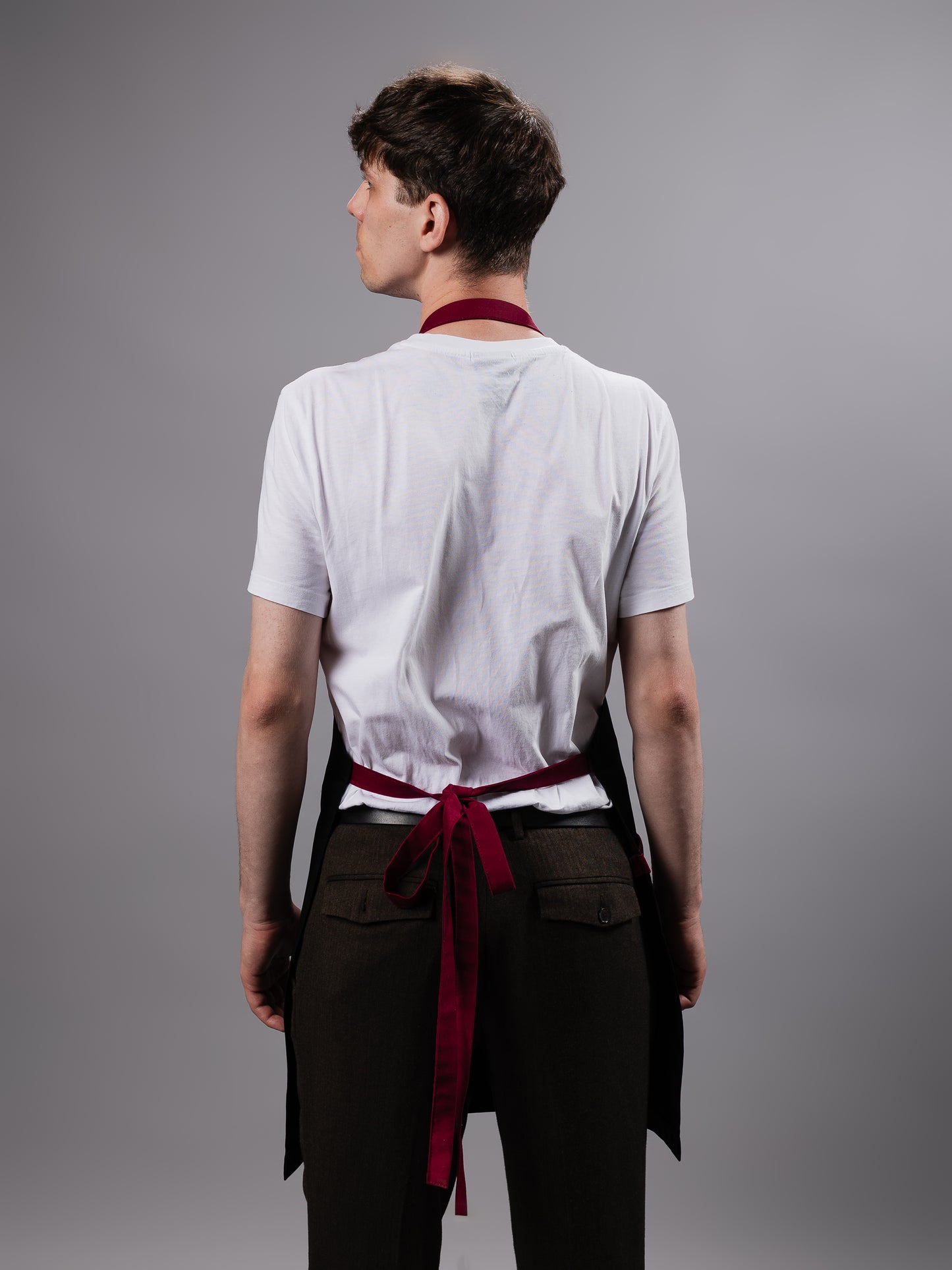 Șorț negru chef NOA – ediție profesională cu bretele burgundy