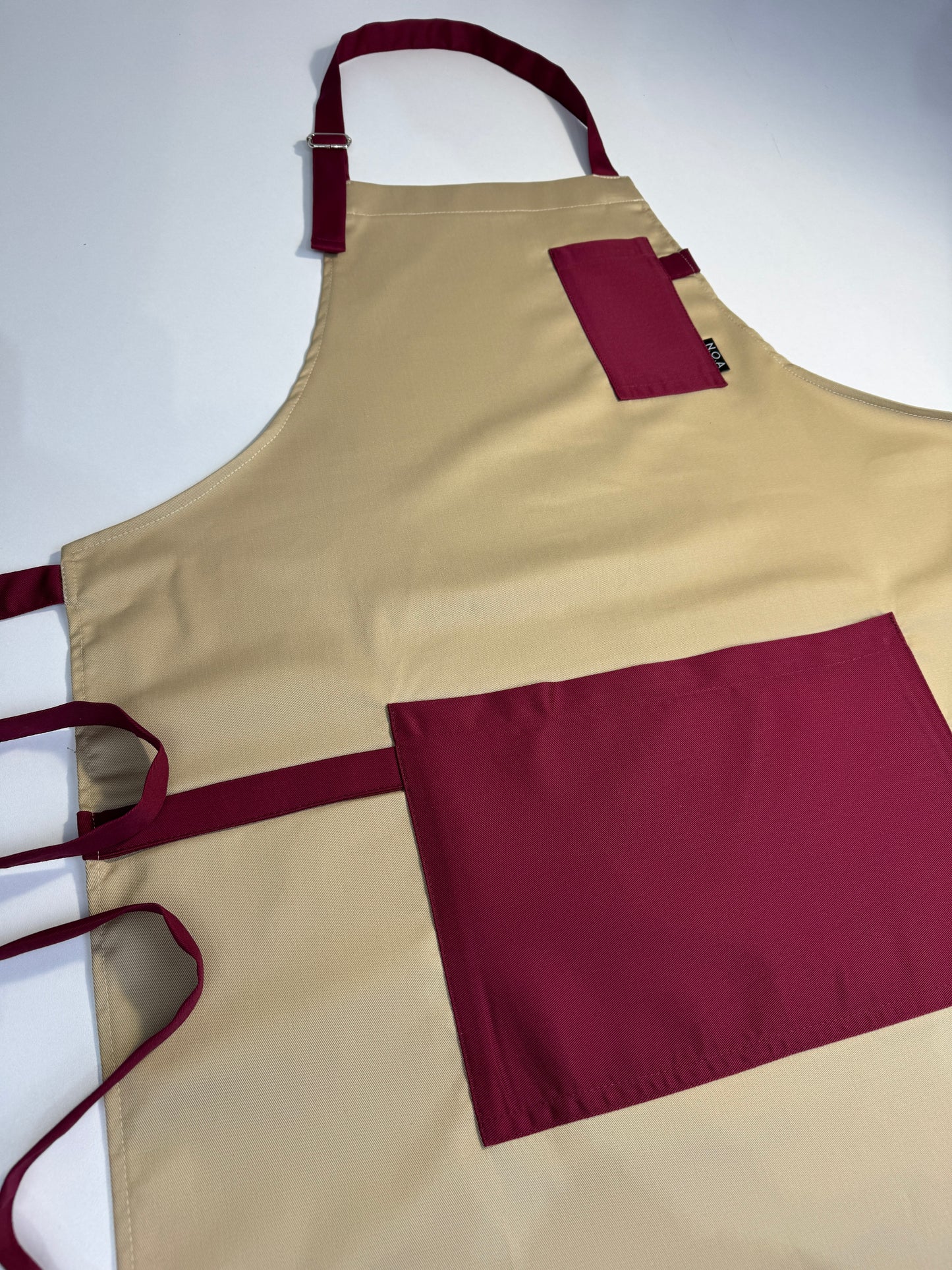 Șorț bej chef bucătar NOA – ediție profesională cu bretele burgundy