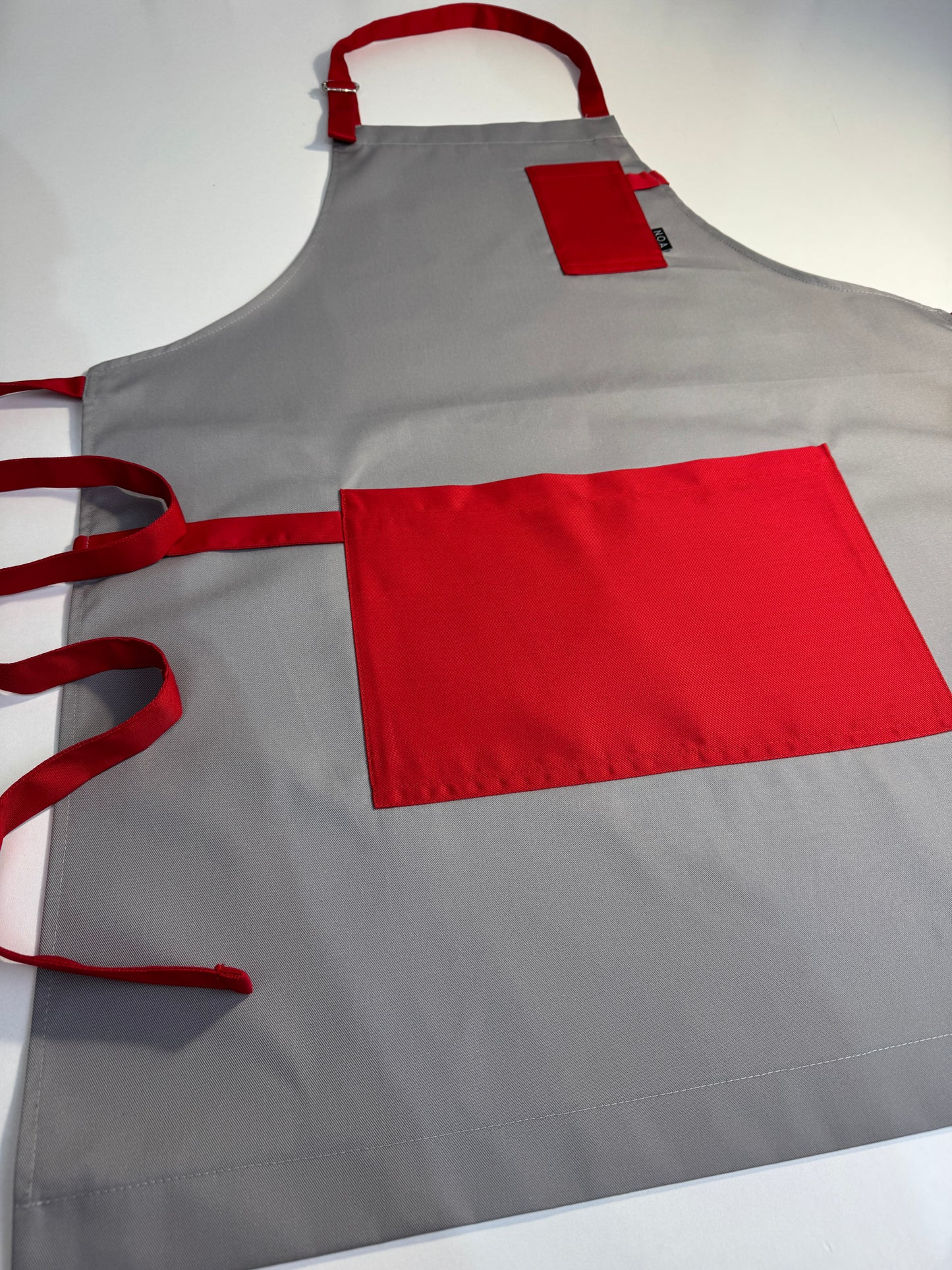 Șorț gri chef NOA – ediție profesională cu bretele rosii