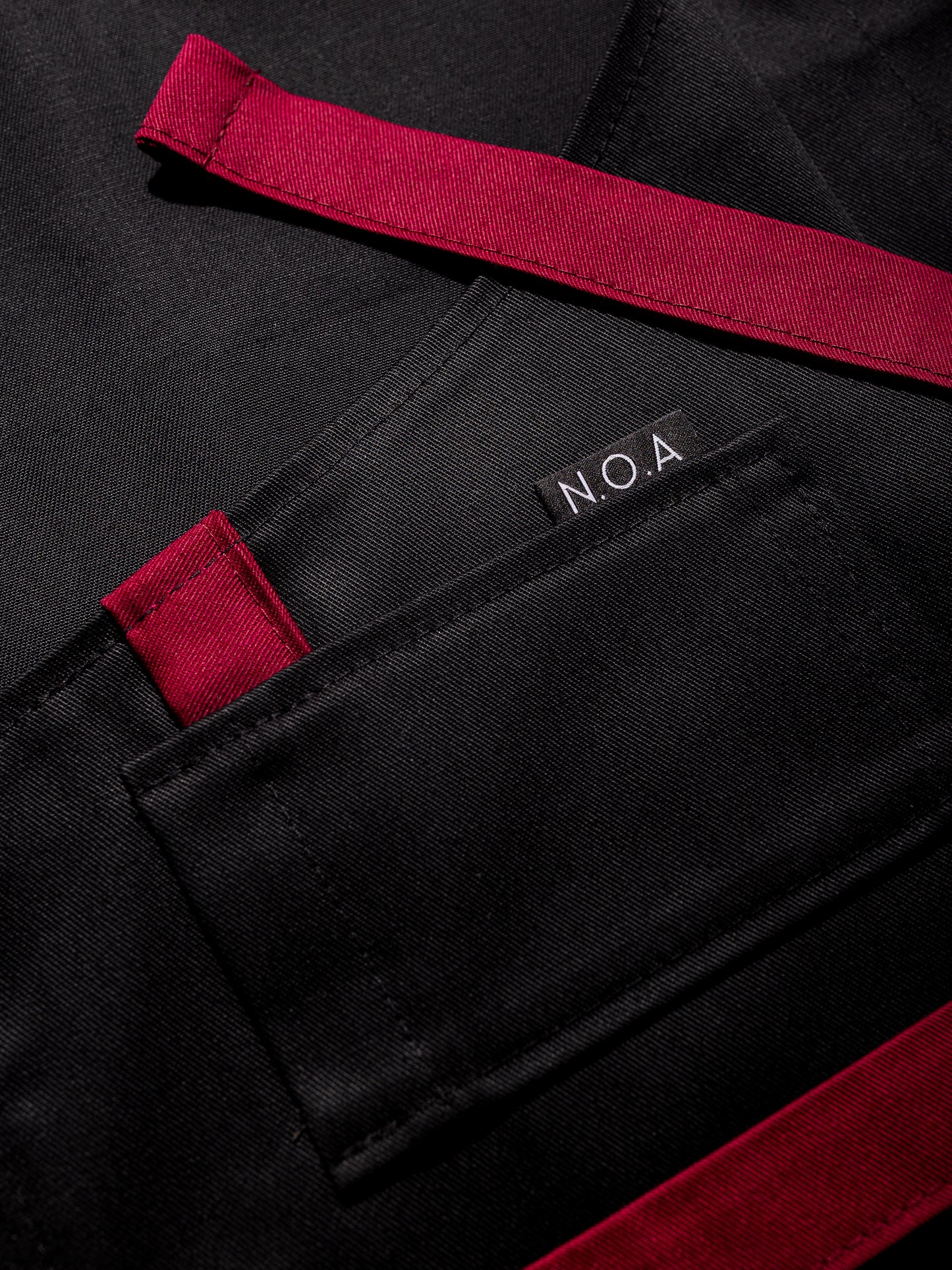 Șorț negru chef bucătar NOA – ediție profesională cu bretele burgundy
