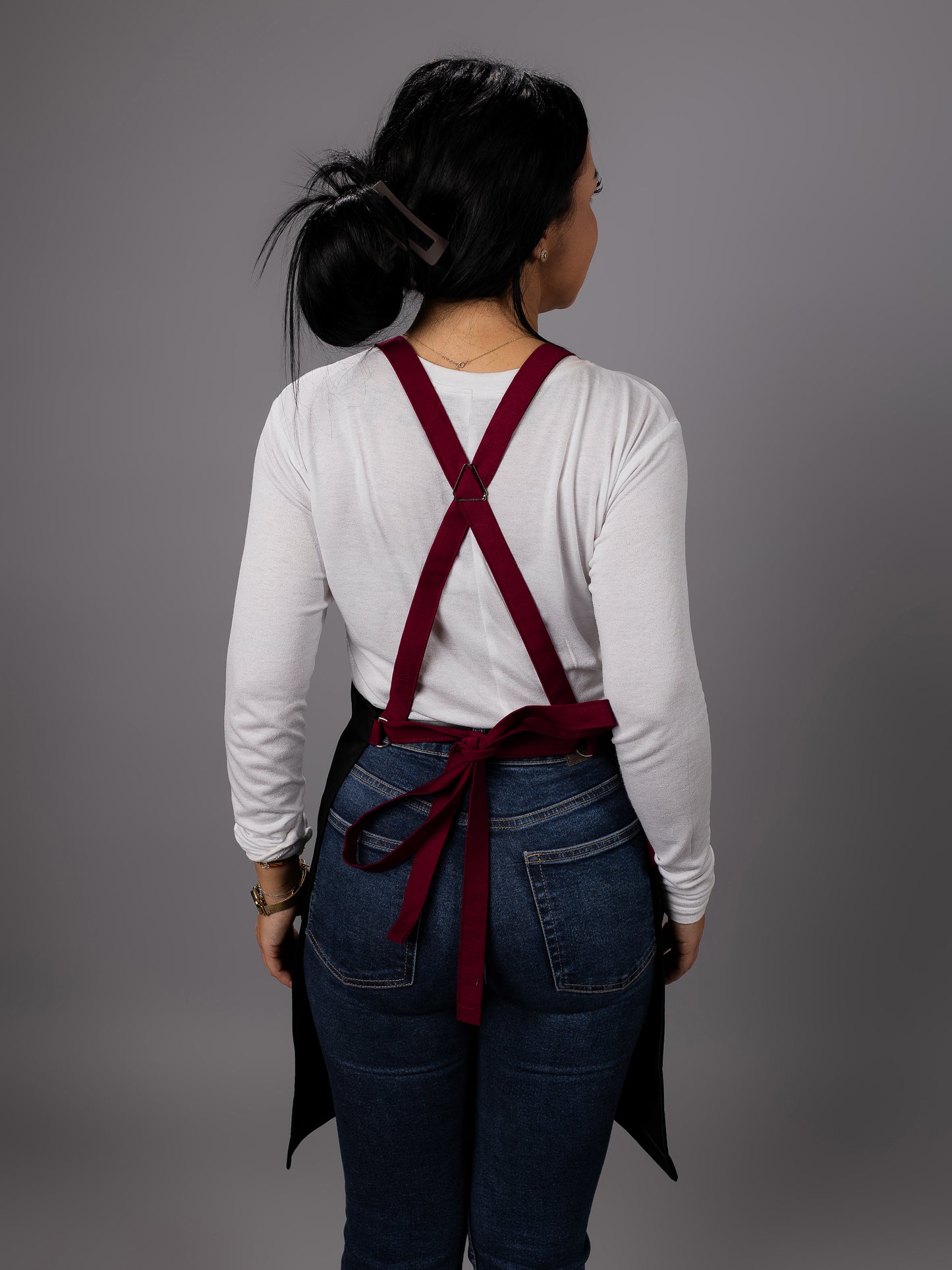Șorț negru chef NOA cu bretele burgundy in X
