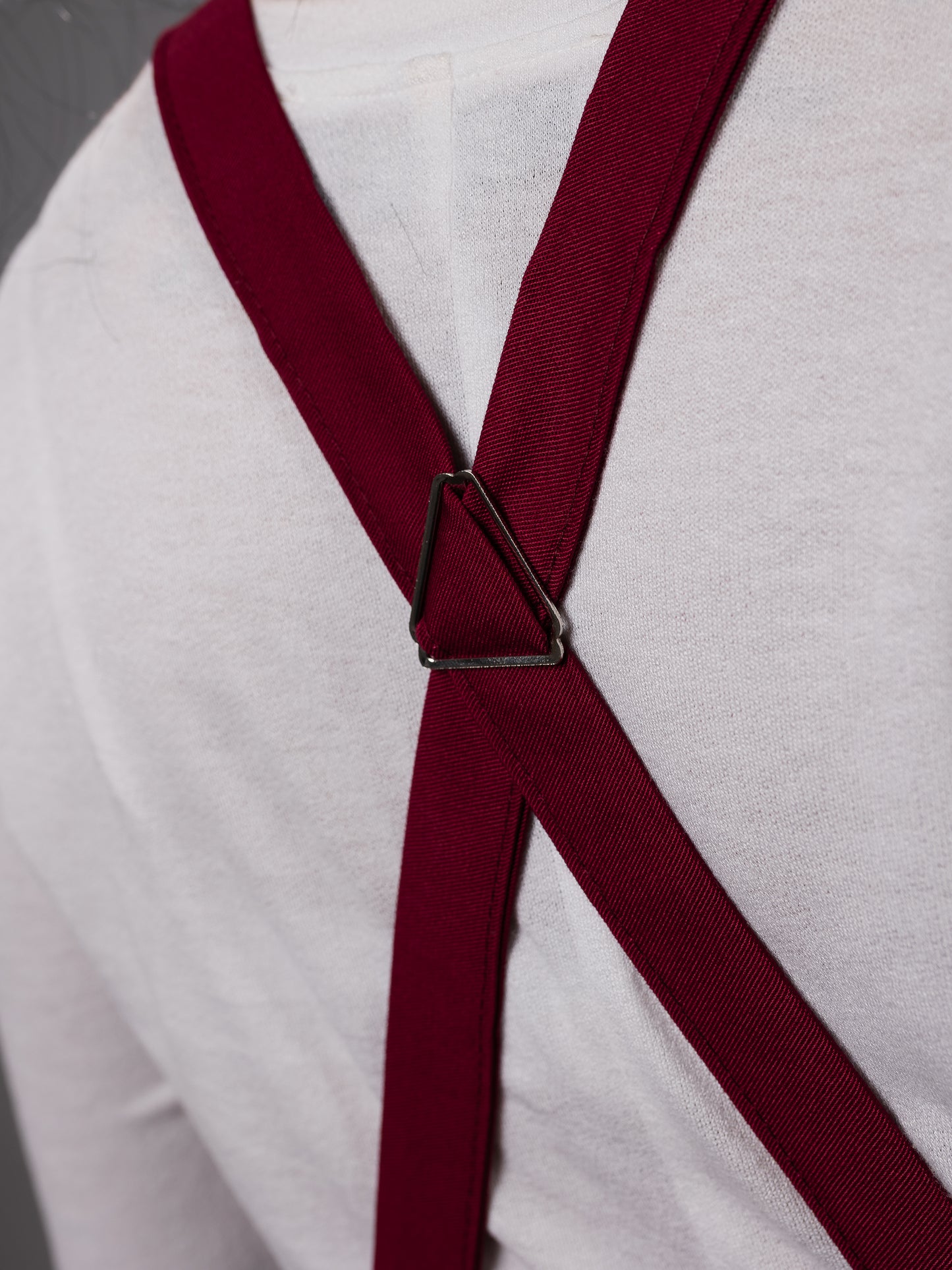 Șorț negru chef NOA cu bretele burgundy in X