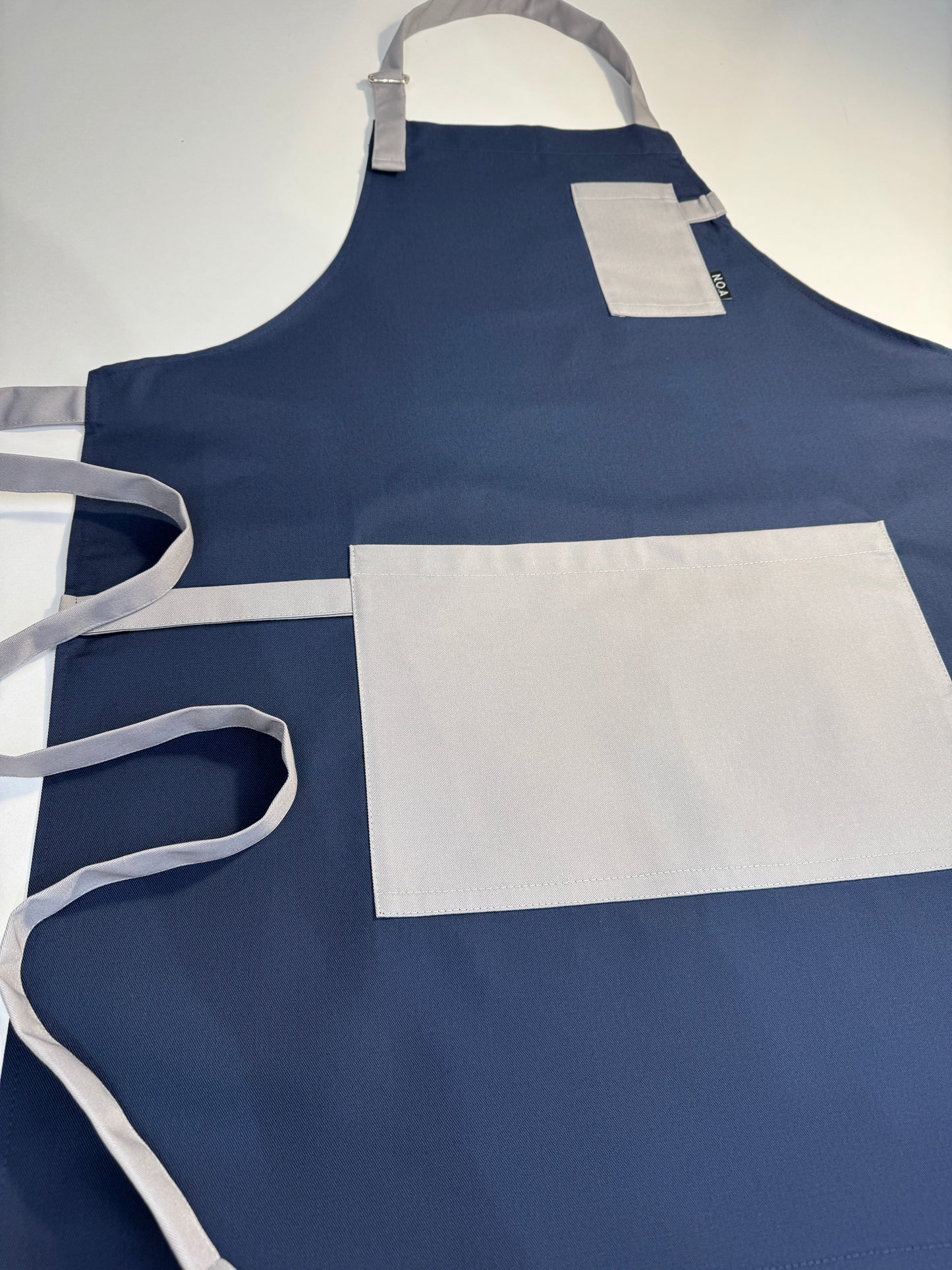 Șorț albastru navy chef bucătar NOA – ediție profesională cu bretele gri