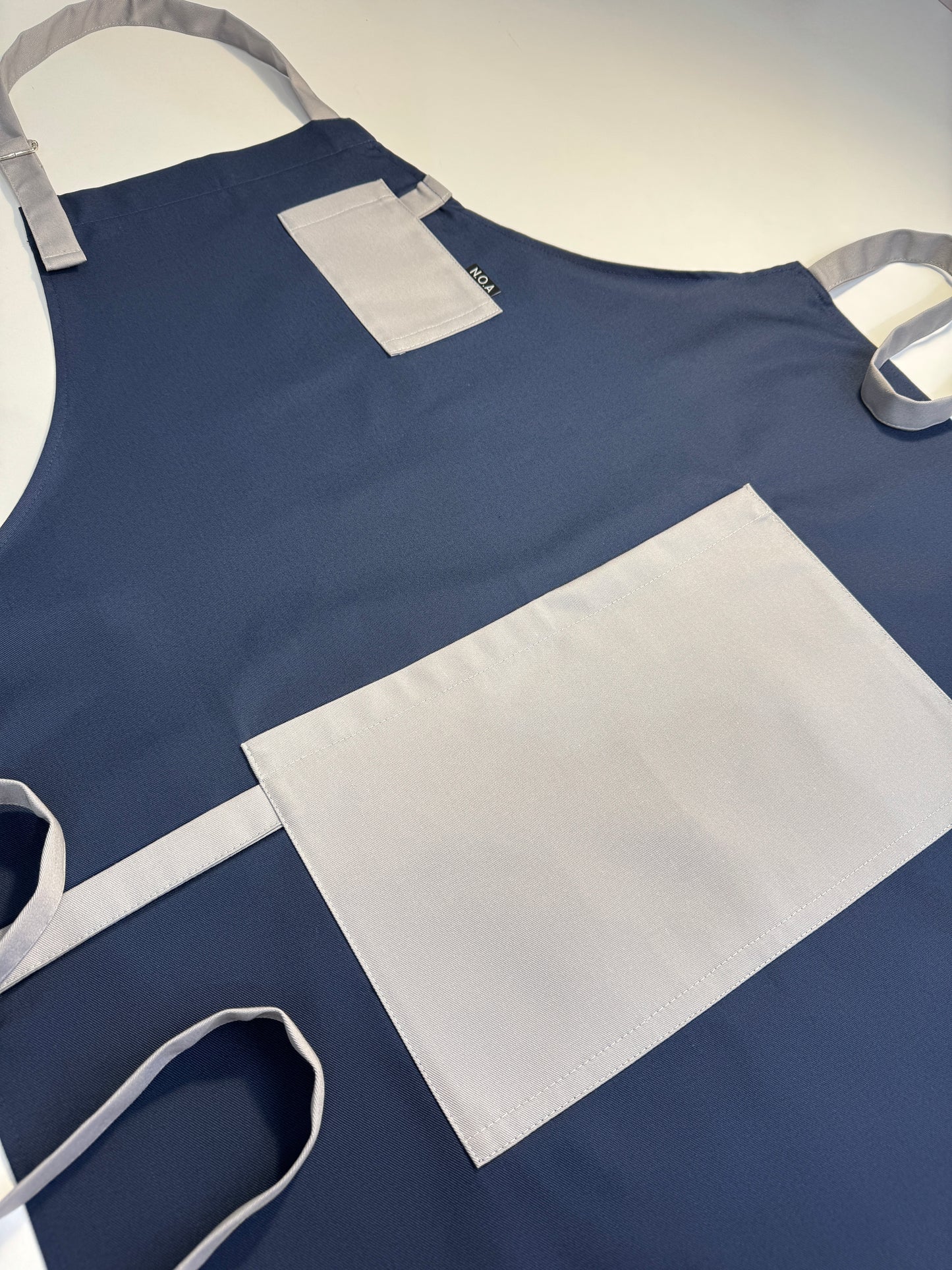 Șorț albastru navy chef bucătar NOA – ediție profesională cu bretele gri