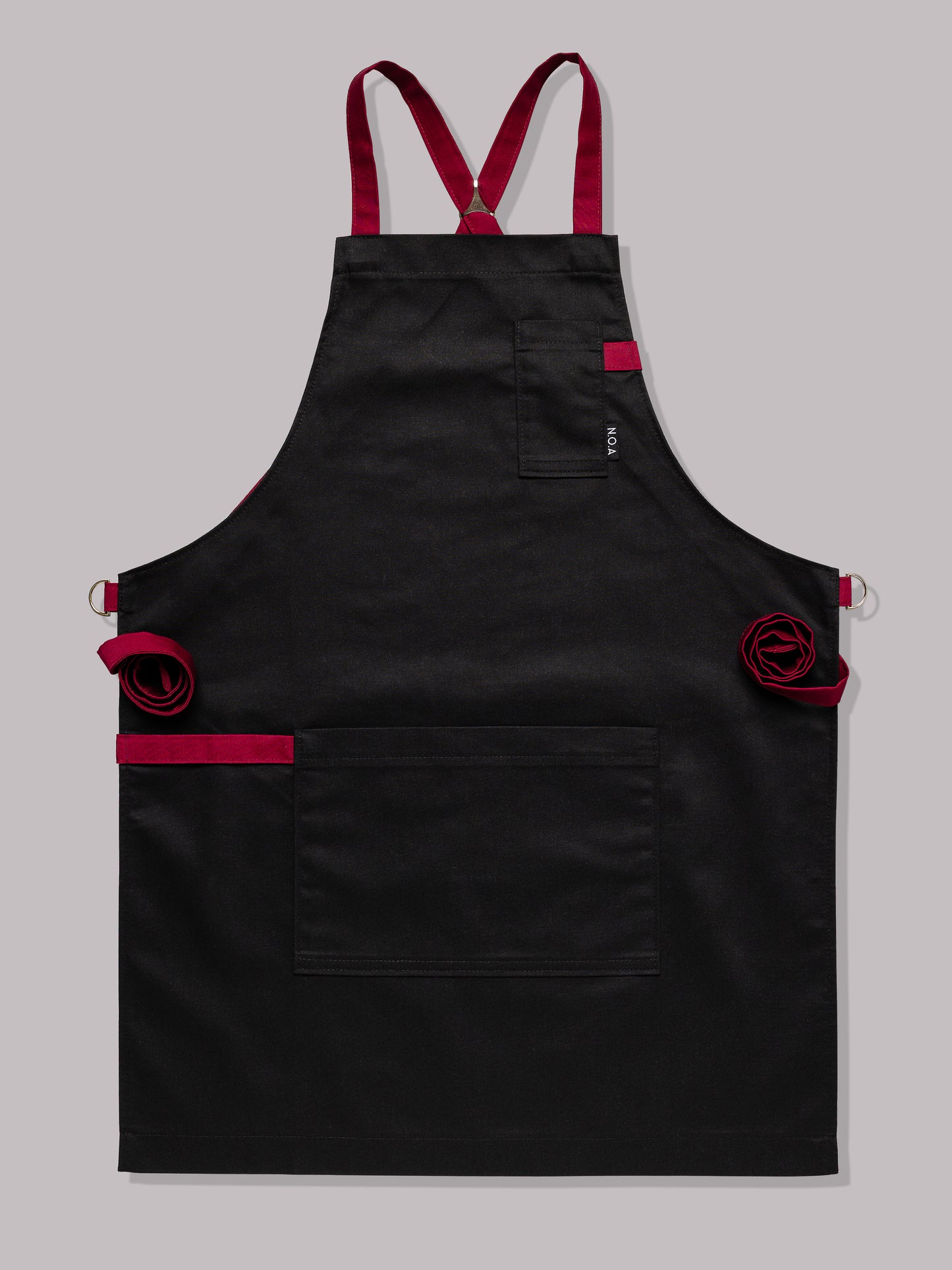 Șorț negru chef NOA cu bretele burgundy in X