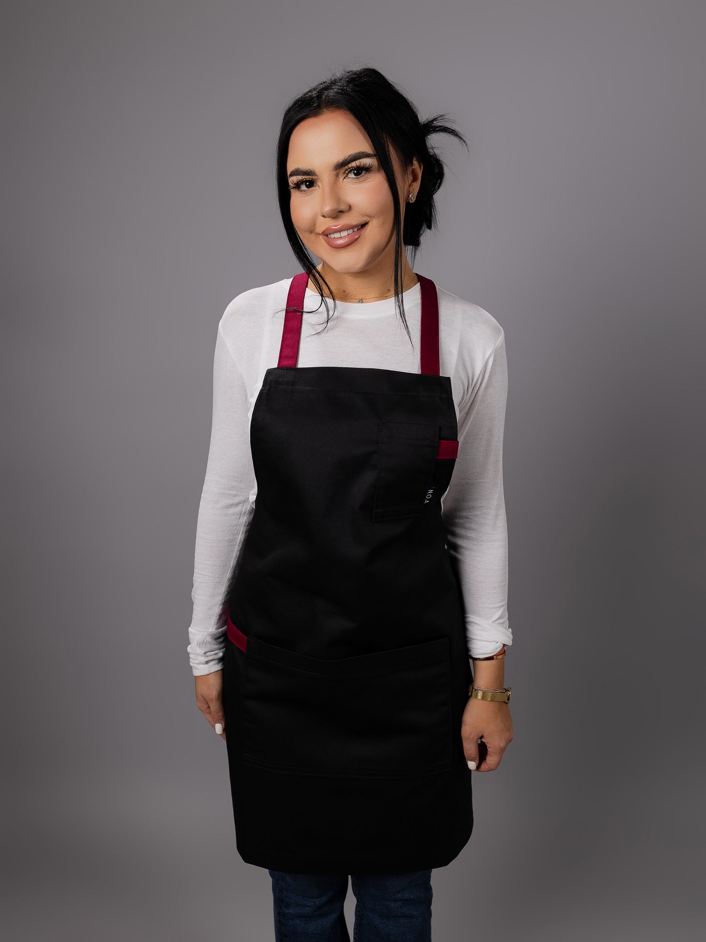 Șorț negru chef NOA cu bretele burgundy in X