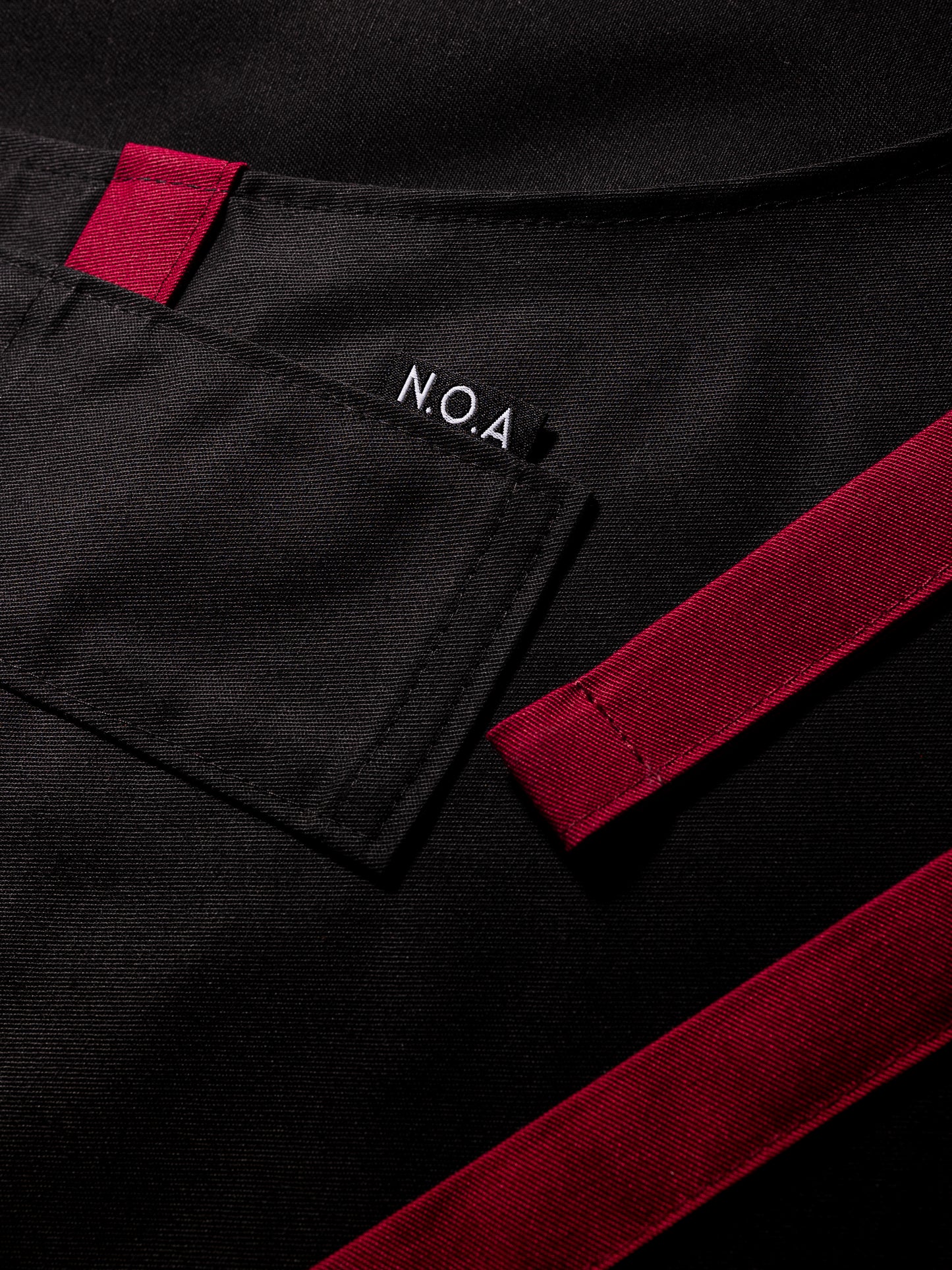 Șorț negru chef NOA cu bretele burgundy in X
